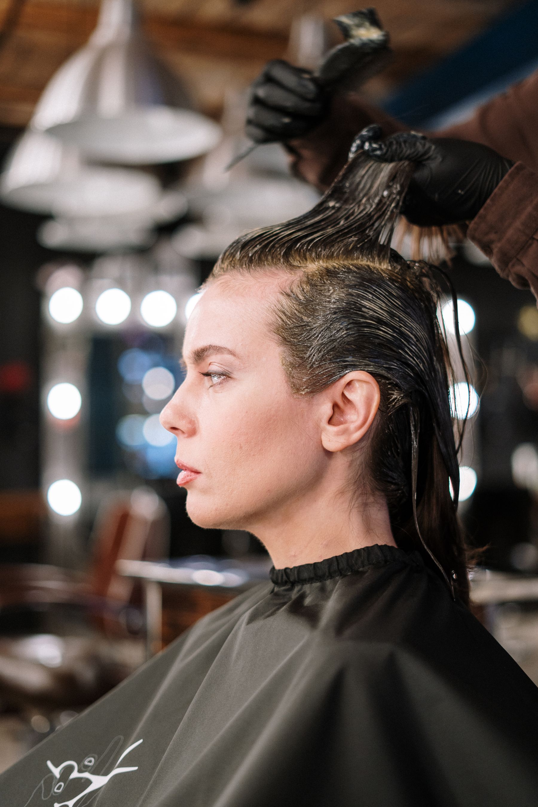 美容室でのヘアカラー施術