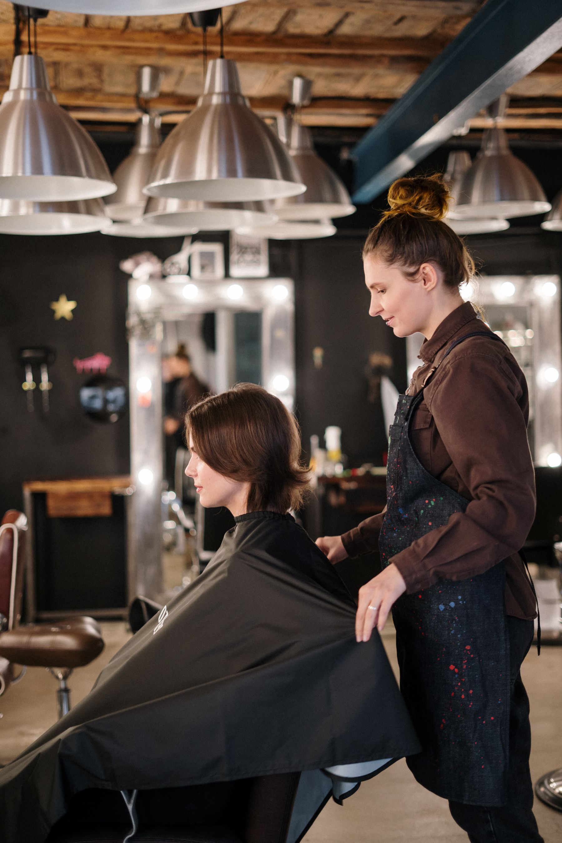 スタイリストによるヘア施術